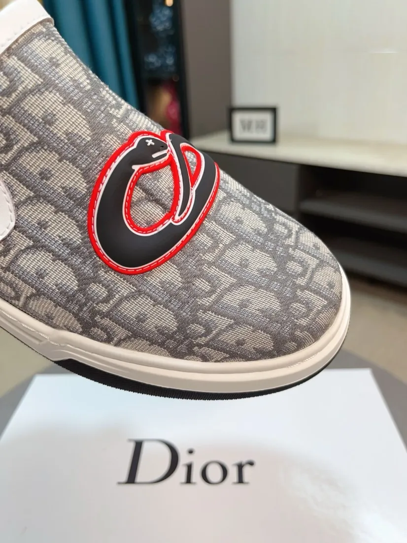 Men's men's shoes💰400🌸🌸[Dior] 25ss new product B01 moral training shoes. The toe dimension design of the couple's style is a bit wider. The upper foot comfort is perfect. The thread is beautiful. Perfectly suitable for pants styles. Decorated with various classic details. It is an ideal choice for daily styling. Can be matched with various casual items to create exquisite looks. Fabric: top layer cowhide/lining sheepskin TPU original outsole Code number: 38-44, 45 customized